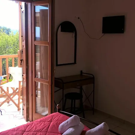To Pithari Apartment Skyros